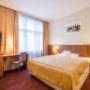 Guest room with queen bed(s)