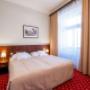 Guest room with double bed(s)