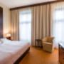 Guest room with double bed(s)
