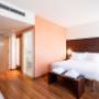 Guest room with queen bed(s)