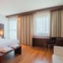 Guest room with queen bed(s)