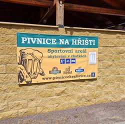 Pivnice na hřišti- ubytování v chatkách, sportovní areál Chvalovice