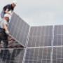 Montáž fotovoltaických panelů na střechu rodinného domu