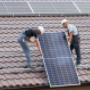 Montáž fotovoltaických panelů na střechu rodinného domu
