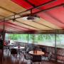 Instalace potrubního mlžícího systému a radiálních rozmlžovacích ventilátorů Panorama 360 na zahrádce pizzerie